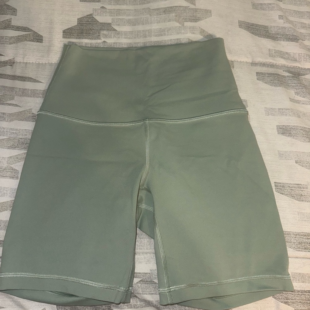 Lulu lemon align biker shorts size 2 6in